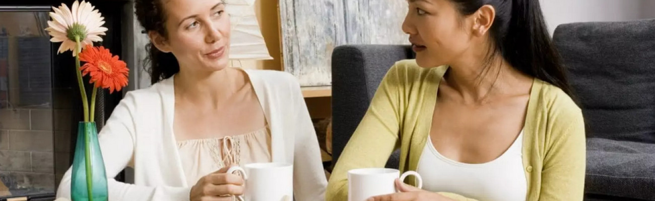 2 women having coffee
